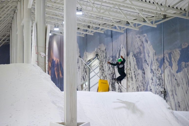Une skieuse saute une bosse dans un centre de ski indoor à Lørenskog, près d'Oslo, le 5 janvier 2026