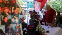 Des gens s'inscrivent pour rejoindre les forces militaires lors d'une campagne nationale d'enrôlement lancée par le président vénézuélien Nicolas Maduro, le 23 août 2025 à Caracas