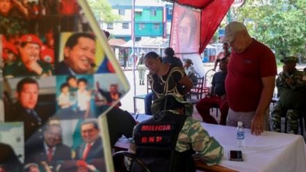 Des gens s'inscrivent pour rejoindre les forces militaires lors d'une campagne nationale d'enrôlement lancée par le président vénézuélien Nicolas Maduro, le 23 août 2025 à Caracas