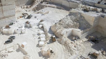 Des ouvriers taillent de gros blocs de calcaire, dans une carrière à Saïr, près d'Hébron, en Cisjordanie occupée par Israël, le 10 novembre 2025