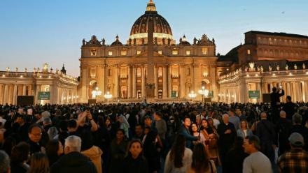 Des personnes font la queue pour rendre hommage au pape François, dont le corps est exposé à la basilique Saint-Pierre au Vatican, le 23 avril 2025