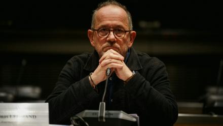 Le journaliste Thomas Legrand avant une audition devant la commission d'enquête de l'Assemblée nationale sur l'audiovisuel public, le 18 décembre 2025 à Paris