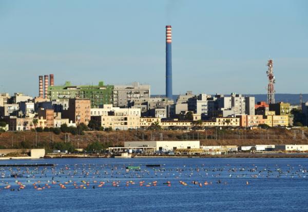 Vue de l'aciérie ArcelorMittal Italia (ex-Ilva), surplombant le quartier résidentiel de Tamburi à Tarente, dans le sud de l'Italie, le 8 novembre 2019