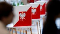 Des électeurs votent au deuxième tour de l'élection présidentielle, le 1er juin 2025 à Varsovie, en Pologne