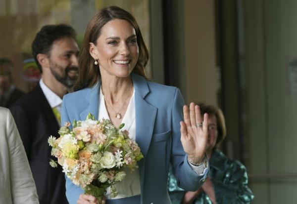 La princesse de Galles Kate salue la foule à la sortie du Centre international Loris Malaguzzi, à Reggio Emilia, le 13 mai 2026, lors d'un voyage de deux jours en Italie