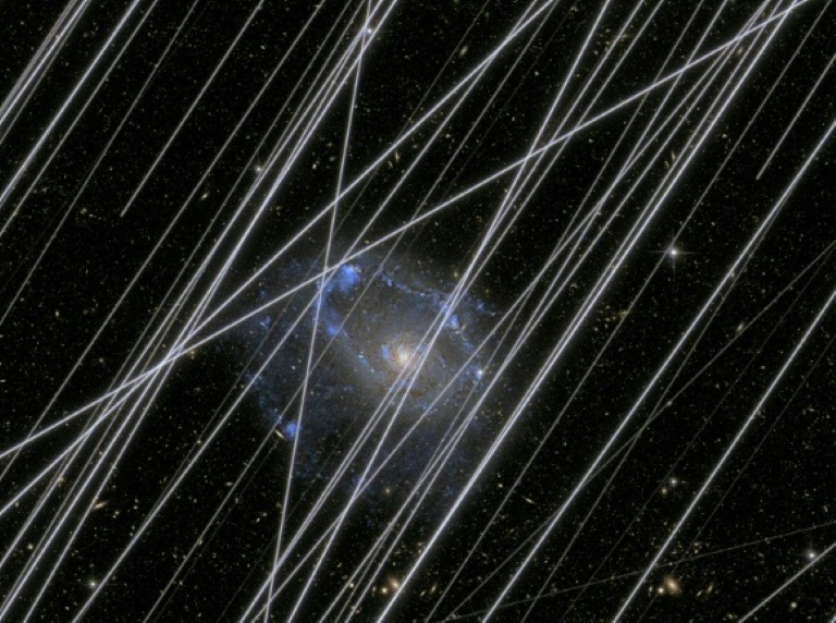 Une image simulant la contamination de l'univers par la lumière des satellites réalisée par la NASA, le 3 décembre 2025