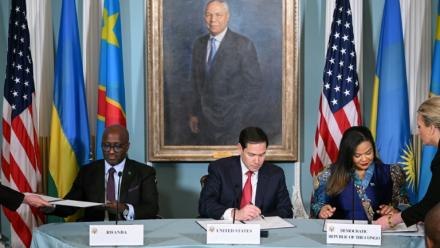 Le secrétaire d'Etat américain Marco Rubio (centre) et ses homologues congolaise Thérèse Kayikwamba Wagner (droite) et rwandais Olivier Nduhungirehe (L) pendant la signature de l'accord de paix, le 27 juin 2025 à Washington
