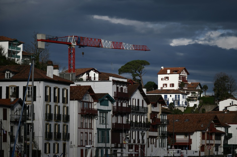 Grue de construction dans un quartier de logemements à Ciboure, dans le département des Pyrénées-Atlantiques, le 7 mars 2025.