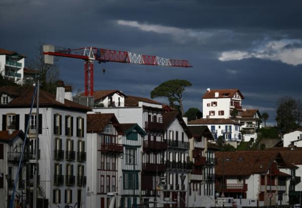 Grue de construction dans un quartier de logemements à Ciboure, dans le département des Pyrénées-Atlantiques, le 7 mars 2025.