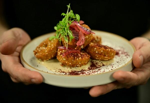 Le chef cuisinier Imad Alarnab, qui a fui la Syrie en 2015, pose dans l'un de ses restaurants à Londres le 4 février 2026