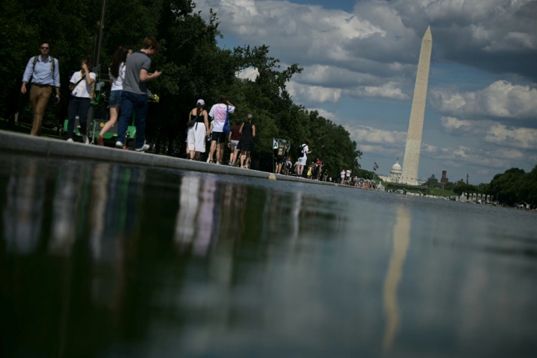 Des promeneurs longent le bassin réfléchissant du Lincoln Memorial après l'achèvement de travaux de rénovation, le 18 juin 2026 à Washington