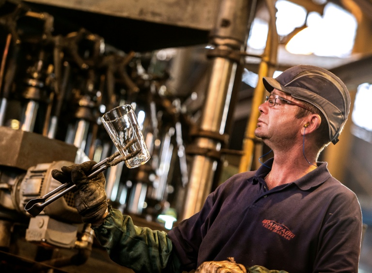 Un salarié du verrier Arc travaille, le 27 juin 2016 à Arques (Pas-de-Calais)