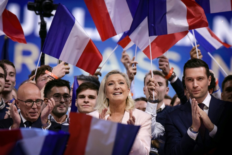 Marine Le Pen (c), candidate du RN à la présidentielle, le président du RN, Jordan Bardella (d) et Éric Ciotti (g) de l’UDR, à l'issue d'un rassemblement marquant le lancement de sa campagne, le 25 octobre 2026 à Orléans, dans le Loiret