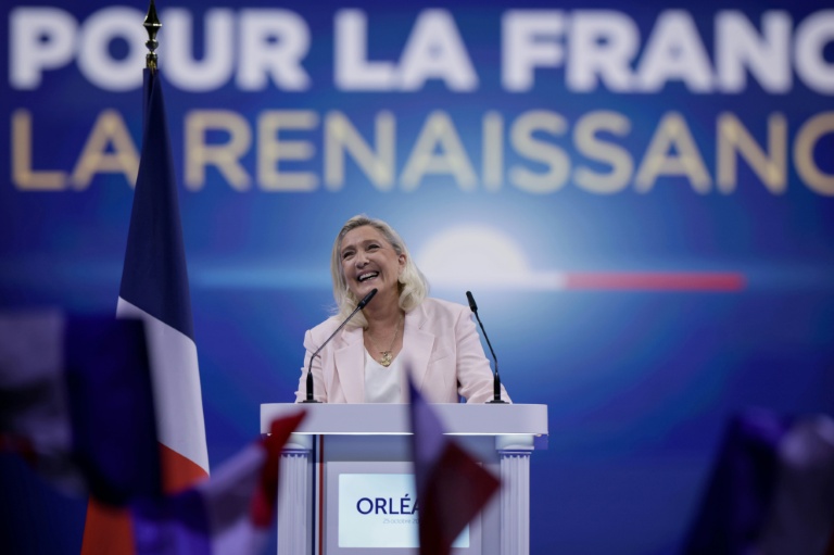 Marine Le Pen (c), candidate du RN à la présidentielle, lors d'un rassemblement marquant le lancement de sa campagne, le 25 octobre 2026 à Orléans, dans le Loiret