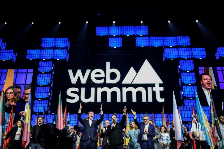 Le ministre portugais de la Réforme Goncalo Matias (gauche) et le maire de Lisbonne Carlos Moedas saluent les participants du Web Summit lors de sa soirée d'ouverture, le 10 novembre 2025 à Lisbonne