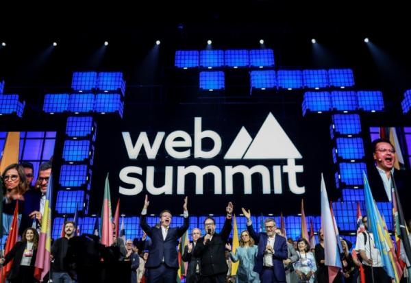 Le ministre portugais de la Réforme Goncalo Matias (gauche) et le maire de Lisbonne Carlos Moedas saluent les participants du Web Summit lors de sa soirée d'ouverture, le 10 novembre 2025 à Lisbonne