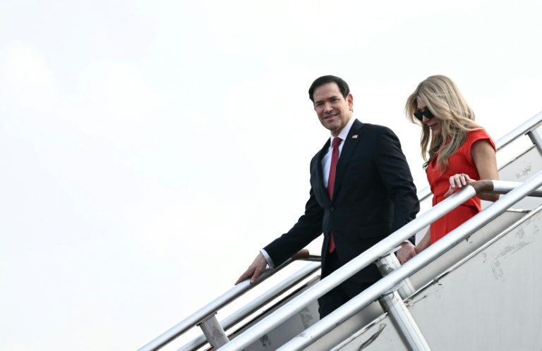 Le secrétaire d'Etat américain et son épouse Jeanette Dousdebes Rubio arrivent à Manille le 21 juillet 2026
