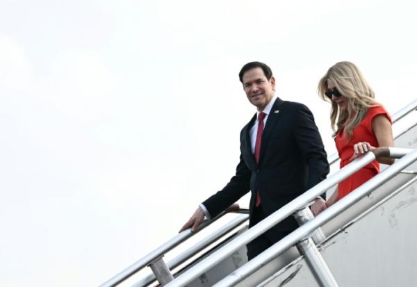 Le secrétaire d'Etat américain et son épouse Jeanette Dousdebes Rubio arrivent à Manille le 21 juillet 2026
