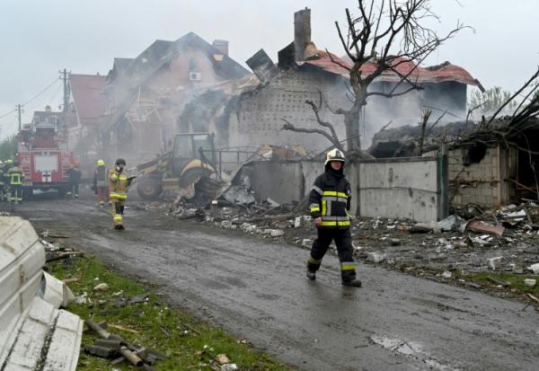 Des pompiers sur les lieux d'une attaque russe qui a endommagé des maisons près de Kiev, en Ukraine, le 25 mai 2025