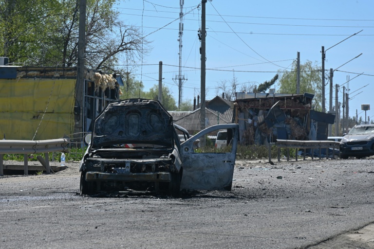Une voiture endommagée sur le site d'une frappe russe à Merefa, une ville ukrainienne dans la région de Kharkiv, le 4 mai 2026