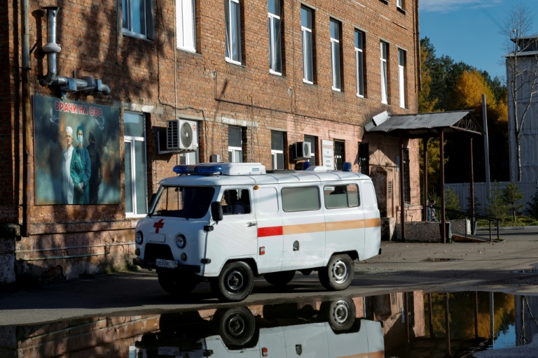 Une ambulance devant un bâtiment hospitalier à Chelekhov, dans la région d'Irkoutsk, le 7 octobre 2026 en Russie