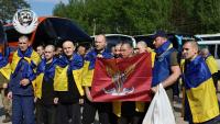Photo prise et publiée par le Siège de coordination pour le traitement des prisonniers de guerre, le 23 mai 2025, montrant des prisonniers de guerre ukrainiens après leur échange contre des prisonniers russes