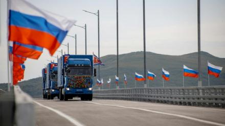Image diffusée par le ministère russe des Transports montrant des camions nord-coréens franchissant le nouveau pont international routier vers la Russie, au-dessus du fleuve Tumen, lors de son inauguration, le 7 septembre 2026