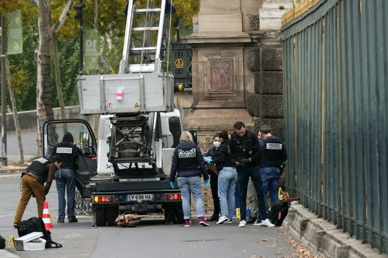 Des policiers inspectent le chariot élévateur utilisé par les voleurs pour entrer dans le musée du Louvre, à Paris le 19 octobre 2025