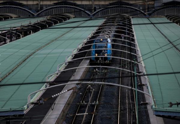 L'association de défense des voyageurs Fnaut évoque "des milliers d'usagers bloqués dans des trains surchauffés suite à une panne électrique"