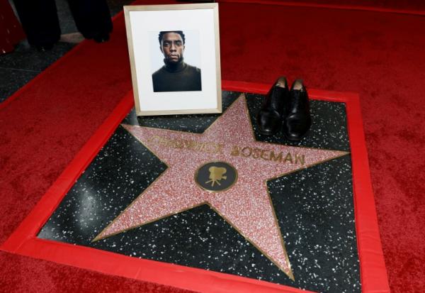 Un portrait de Chadwick Boseman, disposé sur l'étoile posthume qui lui a été décernée sur Hollywood Boulevard, à Los Angeles, le 20 novembre 2025