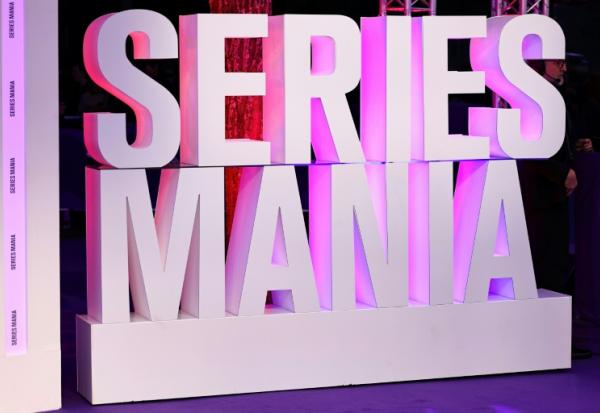 Vue du logo du festival Séries Mania à Lille le 20 mars 2025