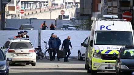 Des enquêteurs de la police devant la synagogue de Liège, après une explosion dans la nuit, le 9 mars 2026 en Belgique