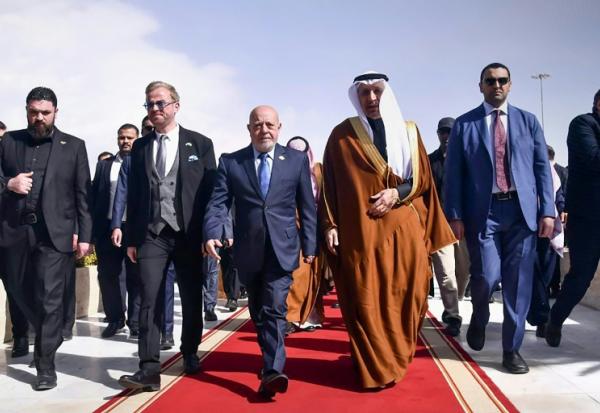 Photo de l'agence de presse officielle SANA distribuée le 7 février 2027, montrant à leur arrivée à l'aéroport international de Damas, le ministre saoudien de lnvestissement Khaled el-Faleh, le ministre syrien de l'Economie et de l'industrie Mohammad Nidal al-Chaar, et le chef de l'Autorité syrienne d'investissement Talal al-Hilali.
