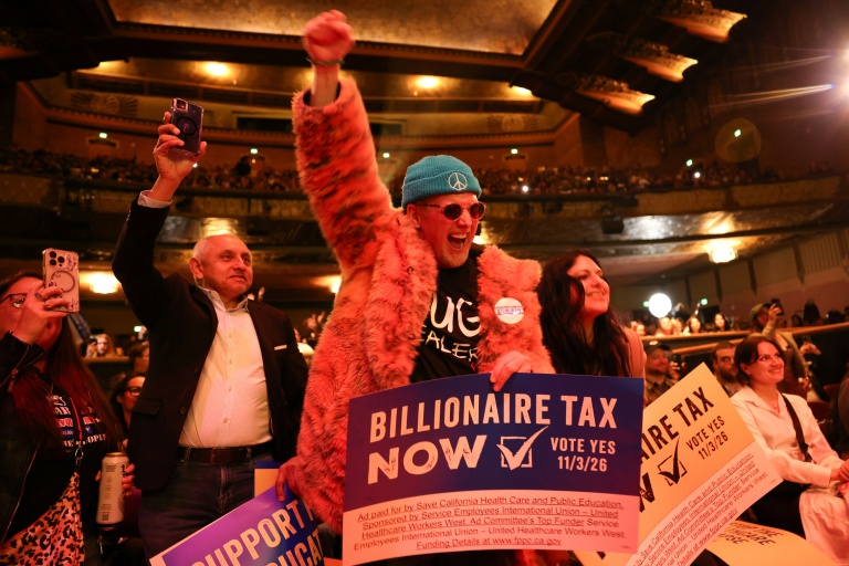 Des participants en faveur d'une taxe sur les milliardaires pour financer le système de santé en Californie, lors d'un meeting de Bernie Sanders à Los Angeles, le 18 février 2026