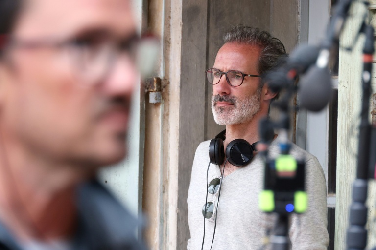 Le producteur Charles Penvern durant le tournage de la série télé 