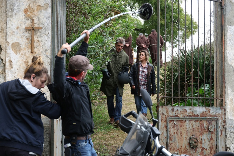 Les acteurs Thierry Neuvic et Vahina Giocante durant le tournage de la série télé 