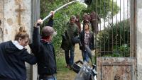 Les acteurs Thierry Neuvic et Vahina Giocante durant le tournage de la série télé "La Terre et le Sang" à Appietto en Corse-du-Sud, le 22 mai 2026
