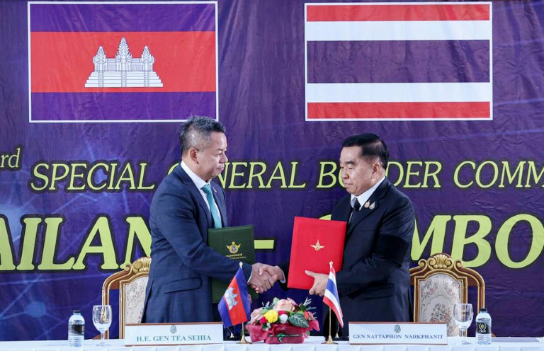Les ministres de la Défense du Cambodge, Tea Seiha (g), et de la Thaïlande, Nattaphon Narkphanit (d), le 27 décembre 2025 dans la province de Chanthaburi, en Thaïlande