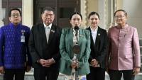 La Première ministre thaïlandaise Paetongtarn Shinawatra (C) s'exprime à côté du vice-Premier ministre thaïlandais Phumtham Wechayachai (2e à g) lors d'une conférence de presse au siège du gouvernement à Bangkok, le 1er juillet 2025