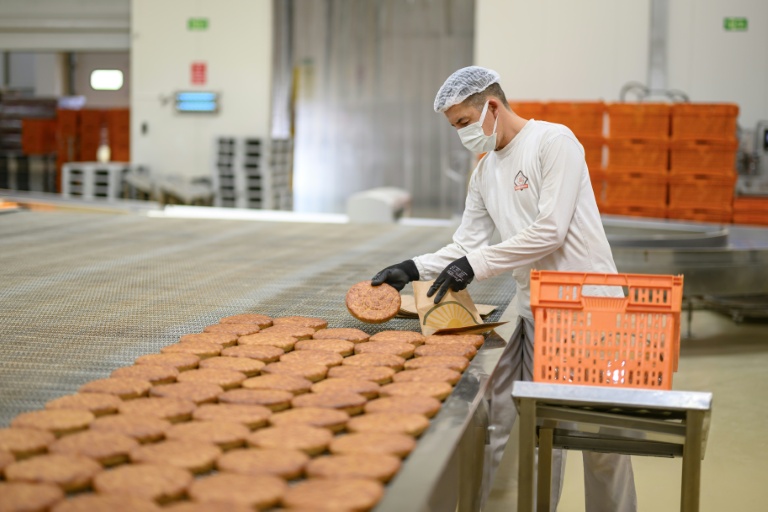 Un employé de Halk Ekmek fabrique dans cette boulangerie municipale du pain avec de la farine de blé ancestral, de lentilles et de boulgour, comme l'était celui de Kullüoba, à Eskisehir, en Turquie, le 23 mai 2025