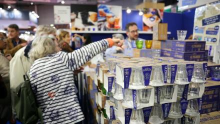Verres Duralex au salon "Made in France", à la Porte de Versailles de Paris le 7 novembre 2025.