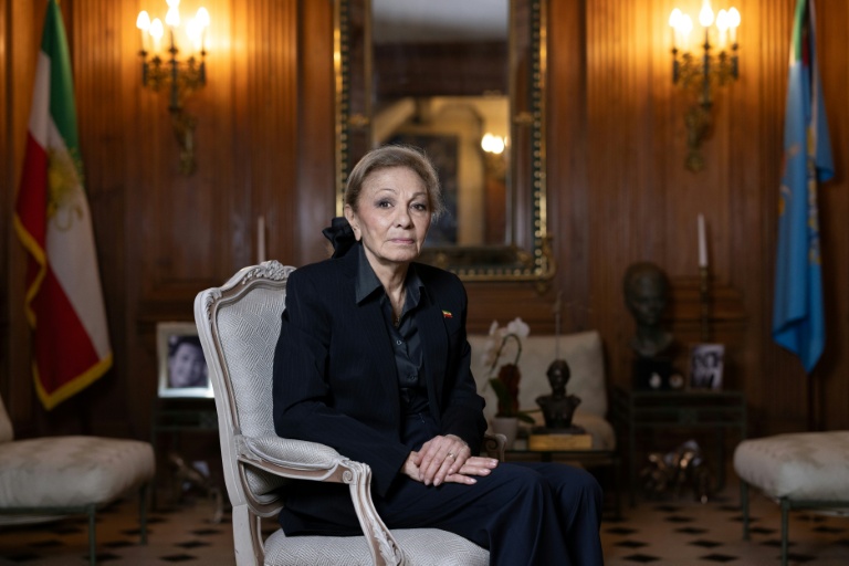La veuve de l'ex-chah d'Iran, Farah Pahlavi, chez elle à Paris le 20 janvier 2026