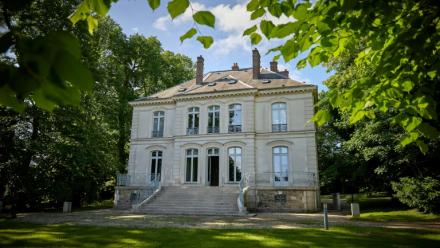 La maison ayant appartenu au couturier allemand Karl Lagerfeld à Louveciennes, dans les Yvelines, le 15 mai 2025