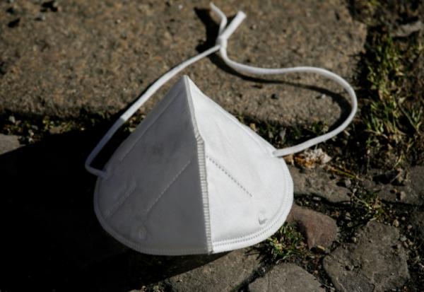 Un masque jeté dans la rue à Berlin, le 21 février 2021