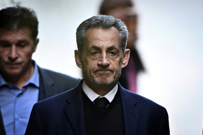 Nicolas Sarkozy quitte son domicile pour se rendre à la prison de la Santé, à Paris, le 21 octobre 2025