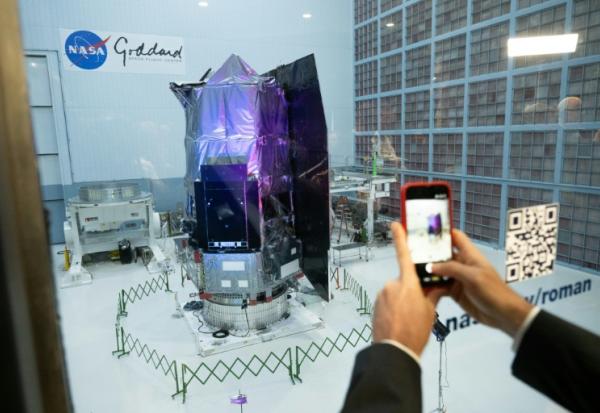 Un journaliste prenant en photo Le Nancy Grace Roman Space Telescope au centre Goddard de la Nasa à Greenbelt dans le Maryland, le 21 avril 2026