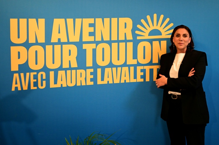 Laure Lavalette, candidate du Rassemblement National (RN) à la mairie de Toulon, devant une affiche de campagne après les premiers résultats du 1er tour des municipales à Toulon, le 15 mars 2026 dans le Var