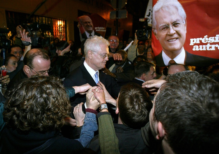 Lionel Jospin quitte son QG de campagne, le 21 avril 2002 à Paris