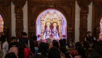 Des fidèles prient après la cérémonie de consécration du temple hindou du mouvement spirituel hindou BAPS (Bochasanwasi Akshar Purushottam Swaminarayan Sanstha) à Bussy-Saint-Georges, en région parisienne, le 6 septembre 2026