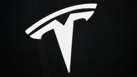 Le groupe américain Tesla, spécialiste des véhicules électriques, a subi une chute de 37% de son bénéfice net au troisième trimestre à 1,37 milliard de dollars, plombé par une hausse des dépenses opérationnelles et par les droits de douane